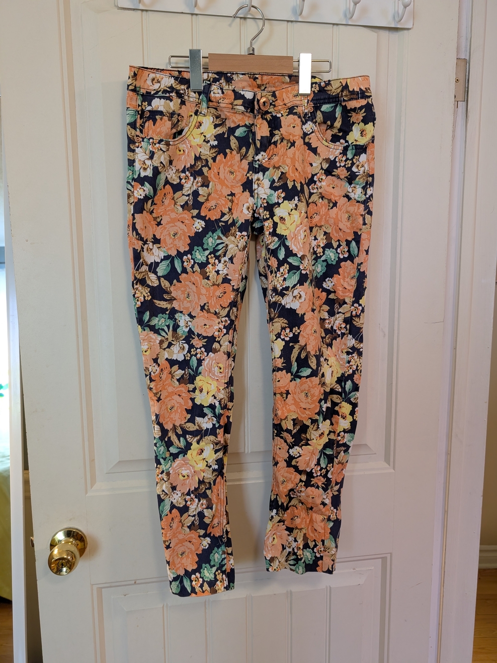 Women's Floral Ankle Skinny Jeans in Peach on Navy